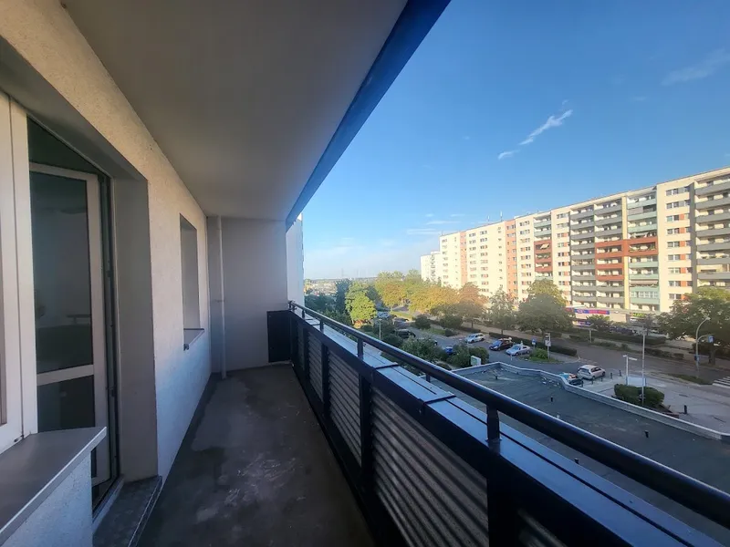 Schöne Familienwohnung mit Balkon am Kaufpark Eiche. — photo 1